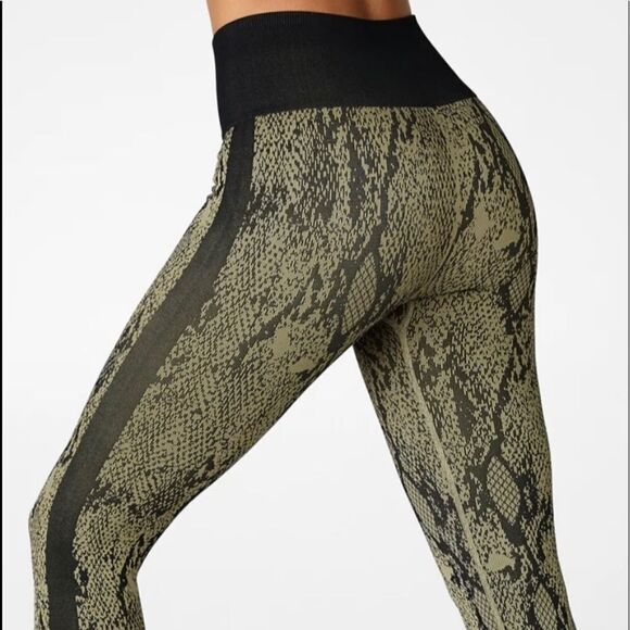 Fabletics High waisted seamless snakeskin leggings size L - Picture 2 of 3